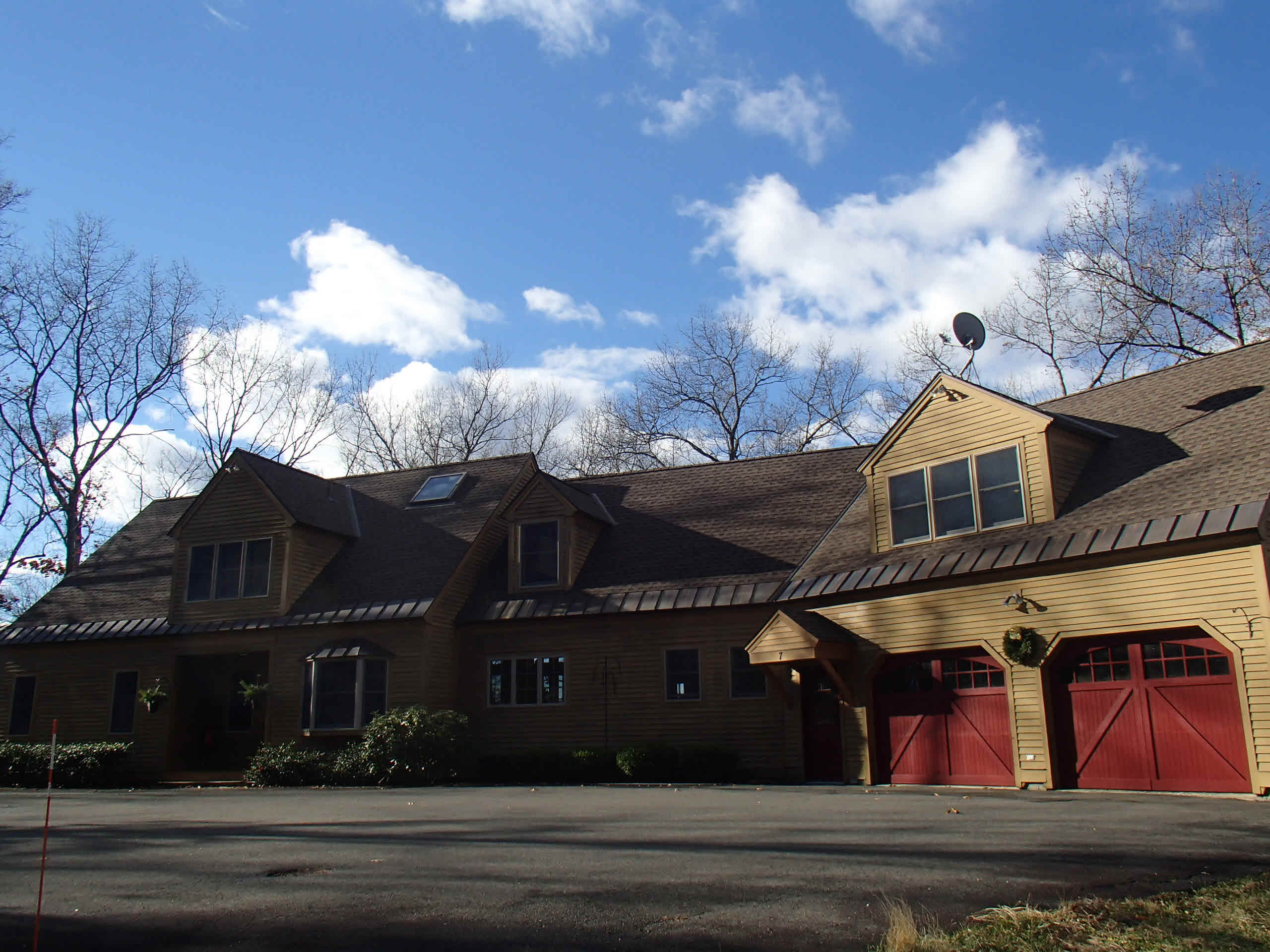 Building photograph for 7 RIDGEWOOD DR